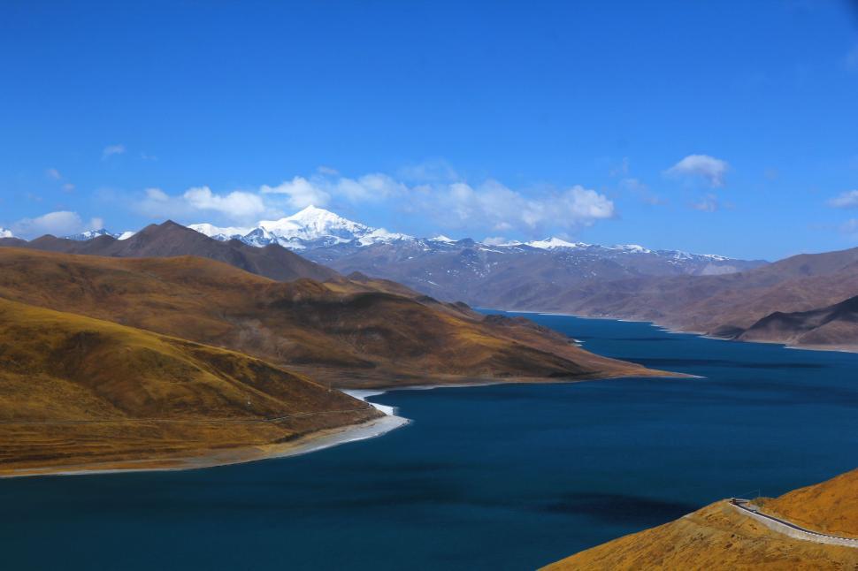 Free Image of Majestic Mountain Lake Surrounded by Peaks 