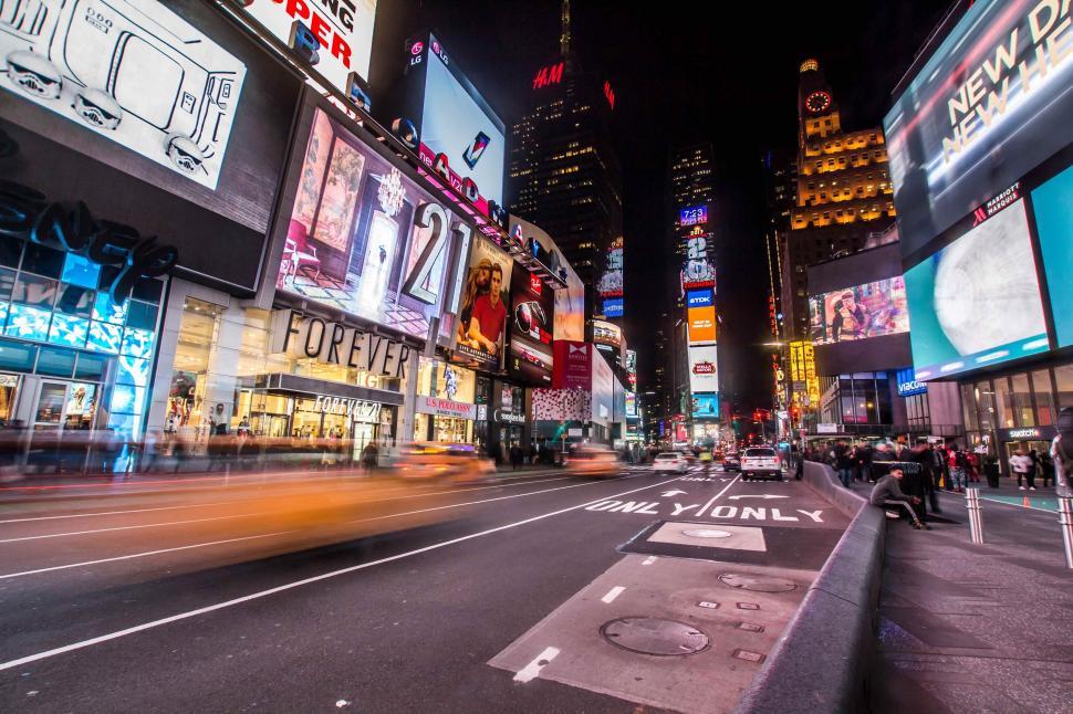 Free Image of Bustling City Street With Tall Buildings 