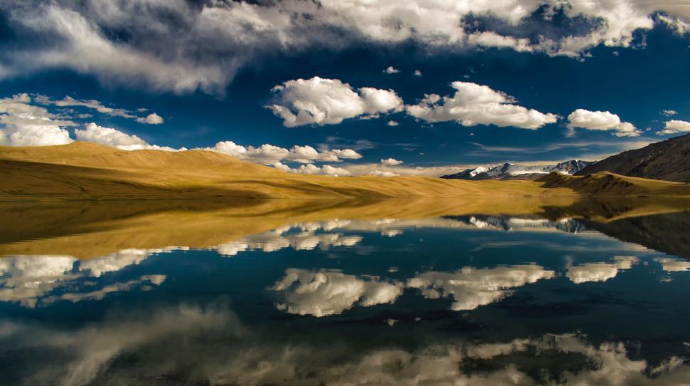 Free Image of Majestic Mountain Lake Surrounded by Peaks 