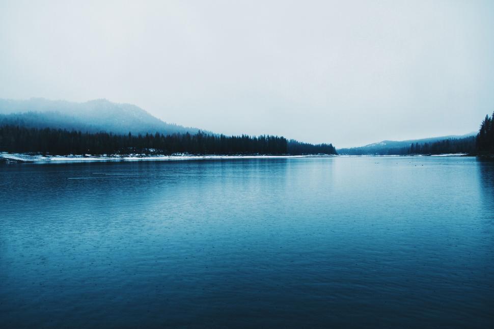 Free Image of Majestic Mountain Lake Surrounded by Peaks 