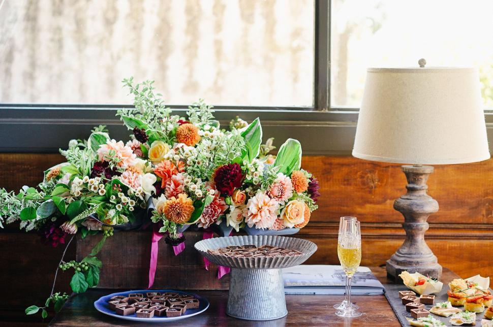 Free Image of Table With Vase of Flowers and Lamp 