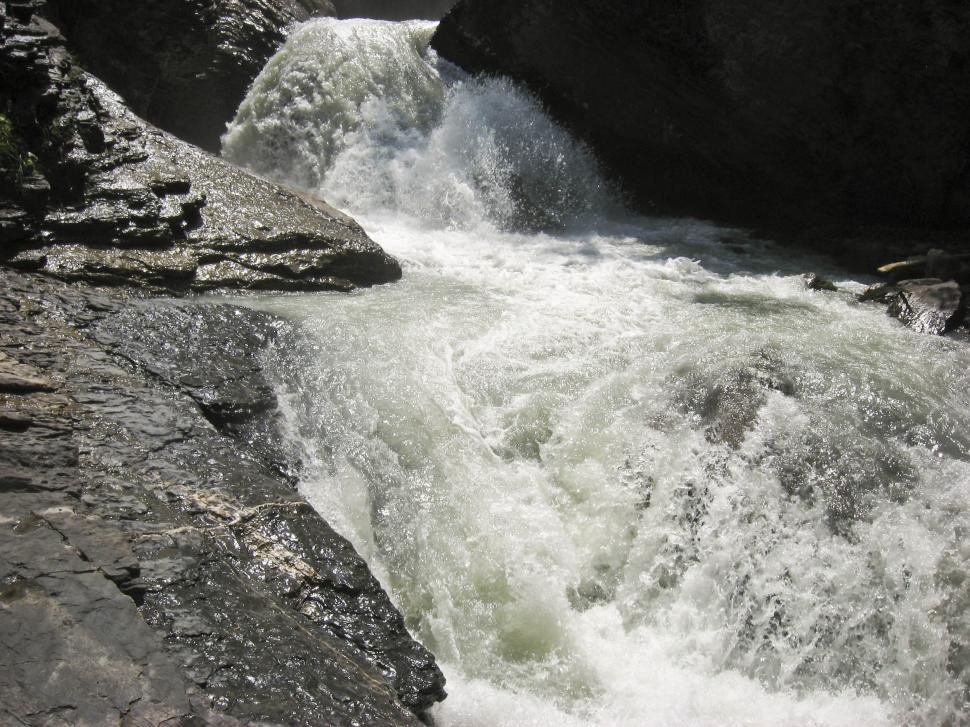 Free Image of Small waterfall 