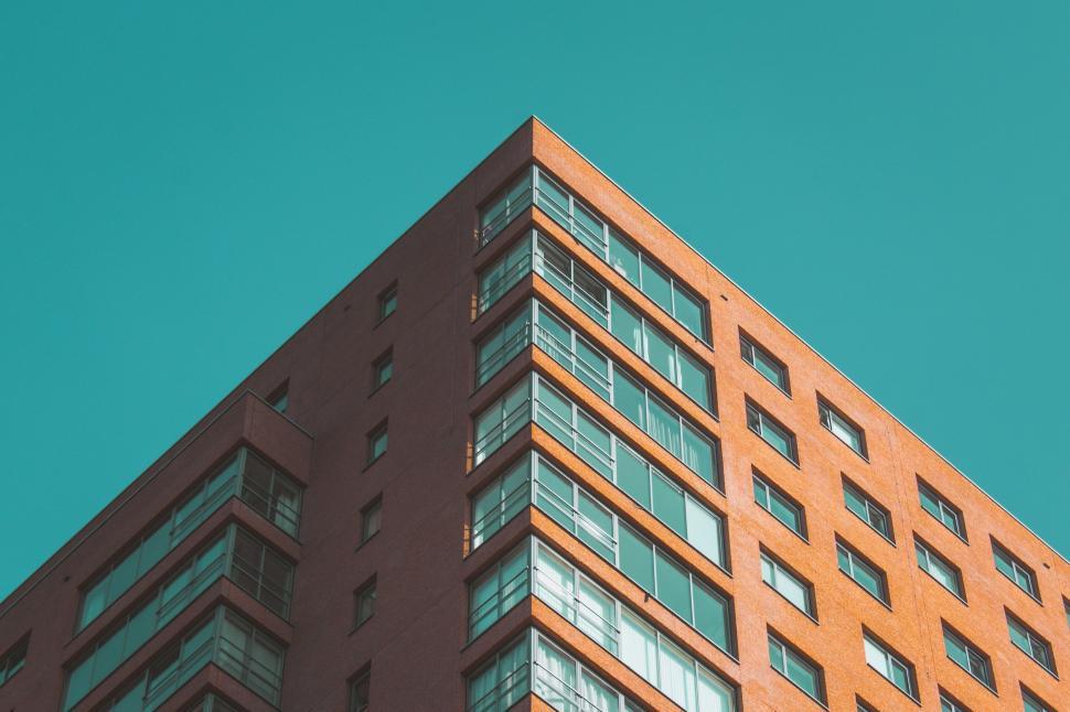 Free Image of Towering Skyscraper With Numerous Windows 