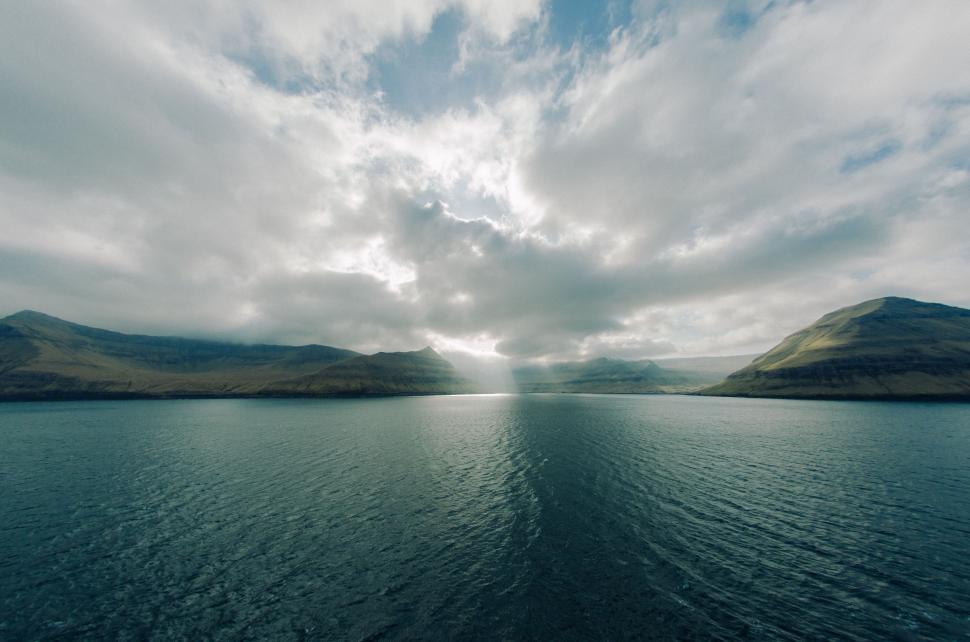 Free Image of Majestic Mountain Lake Surrounded by Peaks 