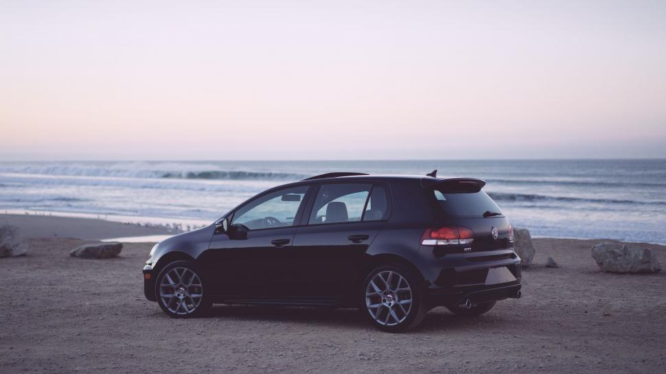 Free Image of Car Parked on Beach Near Ocean 