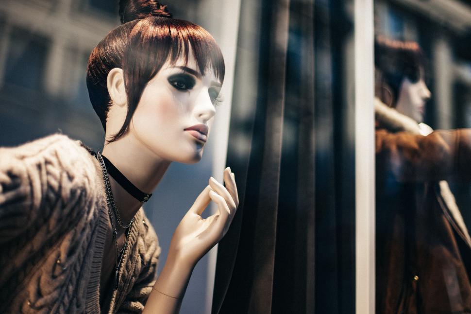 Free Image of Mannequin Wearing Fur Coat and Black Choker 