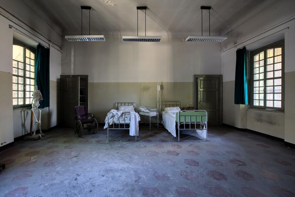 Free Image of Two Beds and Two Windows in a Room 