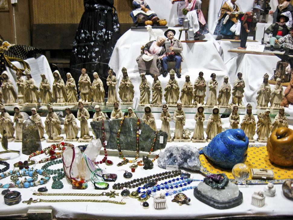 Free Image of ceramic figurines 