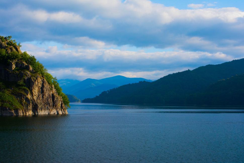 Free Image of Majestic Mountain Lake Surrounded by Peaks 