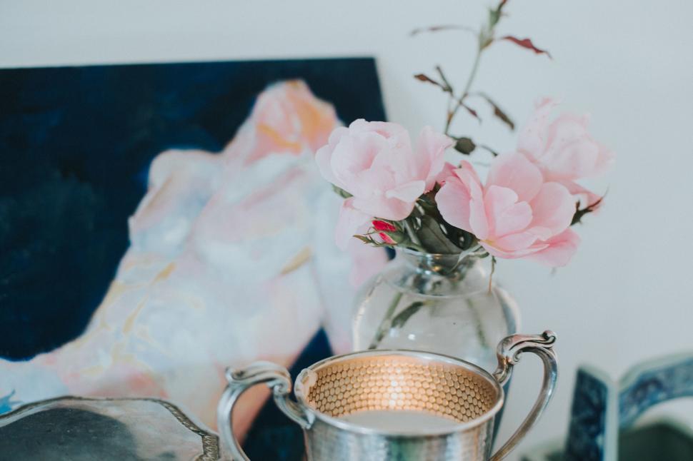 Free Image of A Vase With Flowers on a Table 