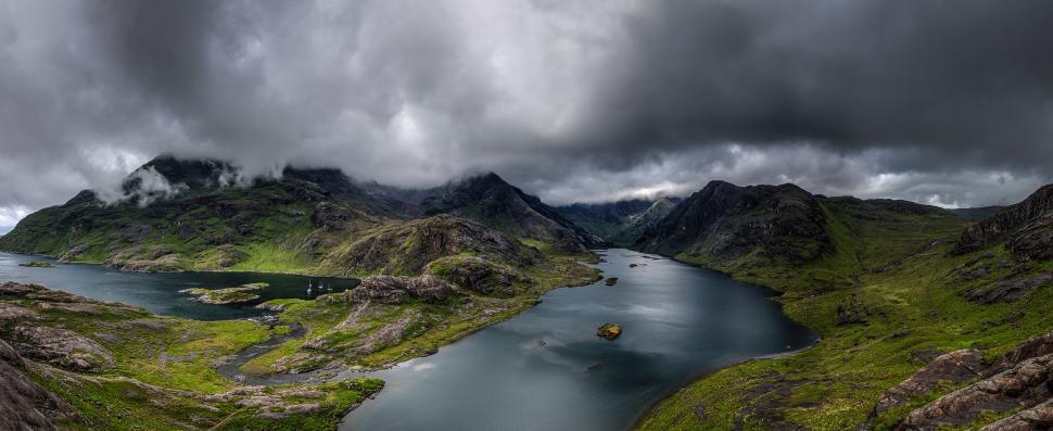 Free Image of Majestic Mountain Lake Surrounded by Peaks 
