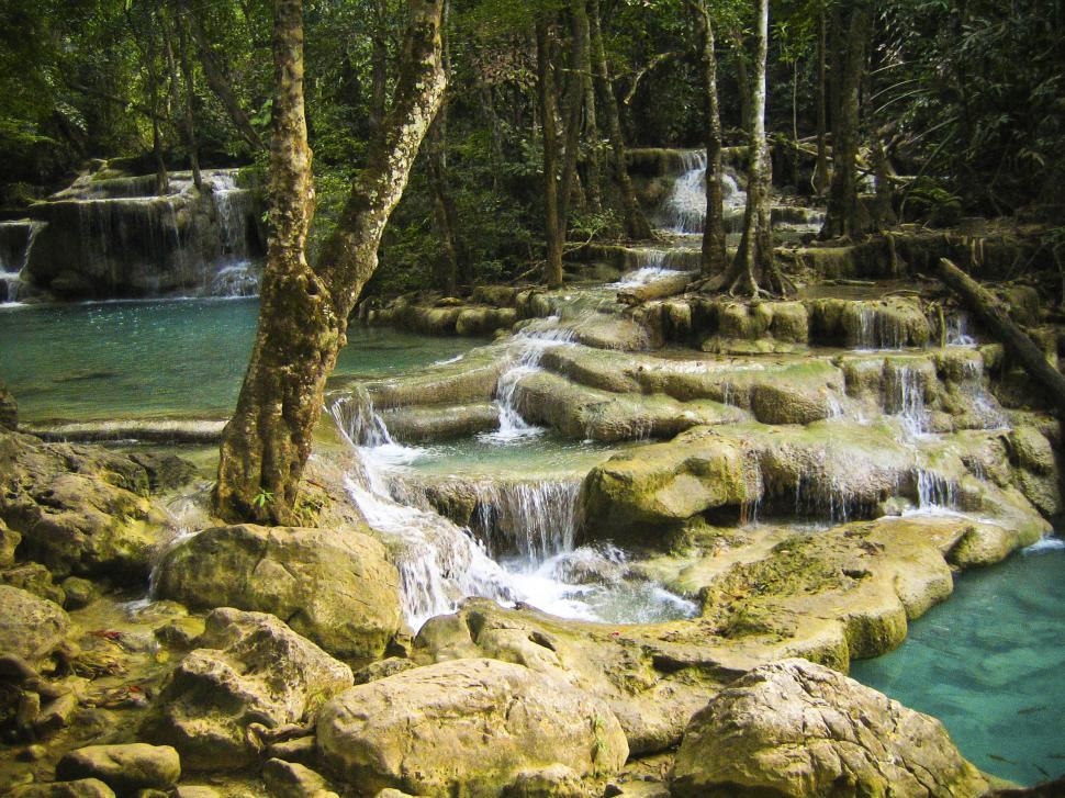 Free Image of Rocks and water 