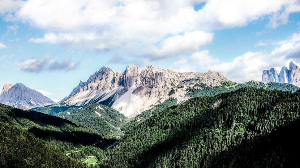 Free Image of Majestic Mountain Range With Trees and Mountains in Background 