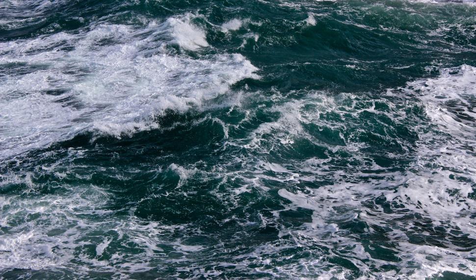 Free Image of Waves Crashing in the Ocean 