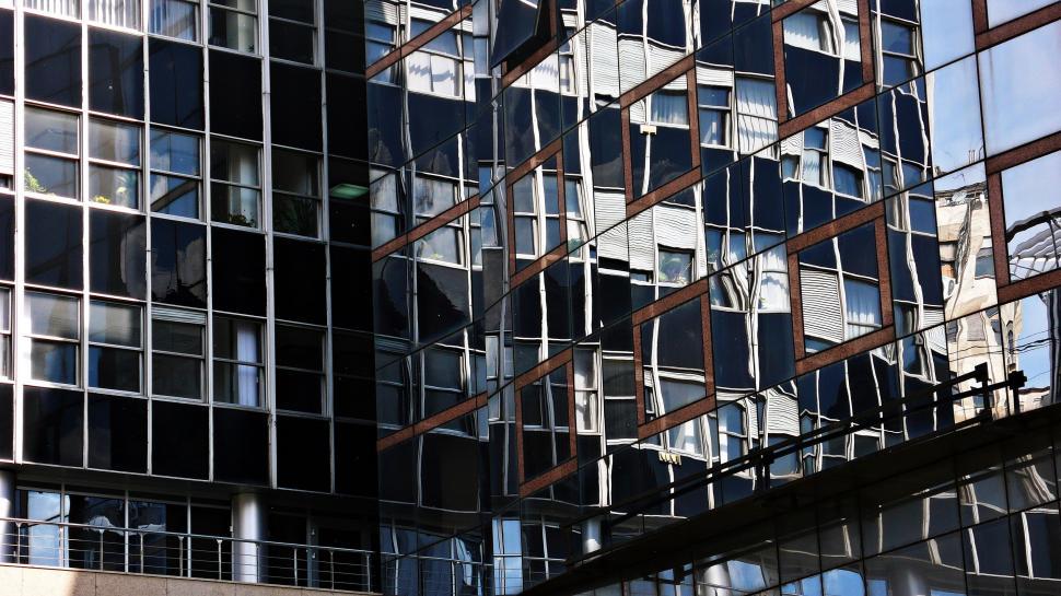 Free Image of Tall Building With Lots of Windows Next to Traffic Light 
