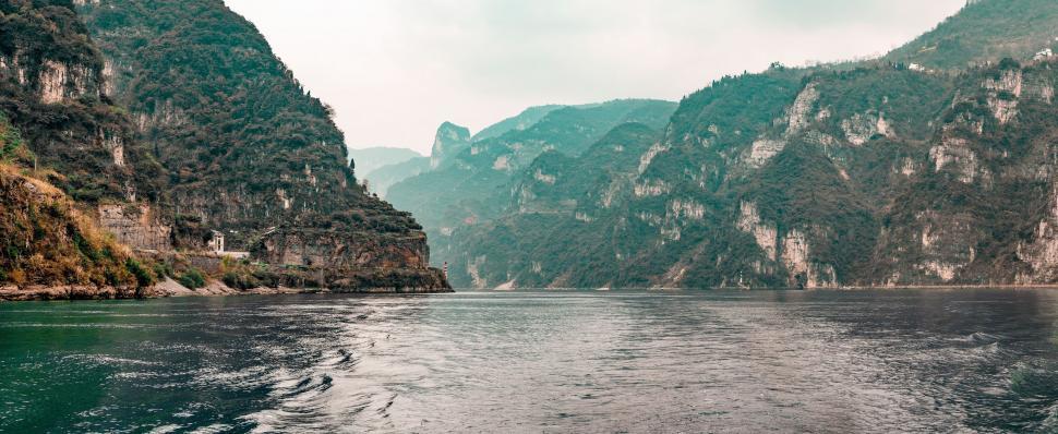 Free Image of Majestic Lake Surrounded by Mountains 