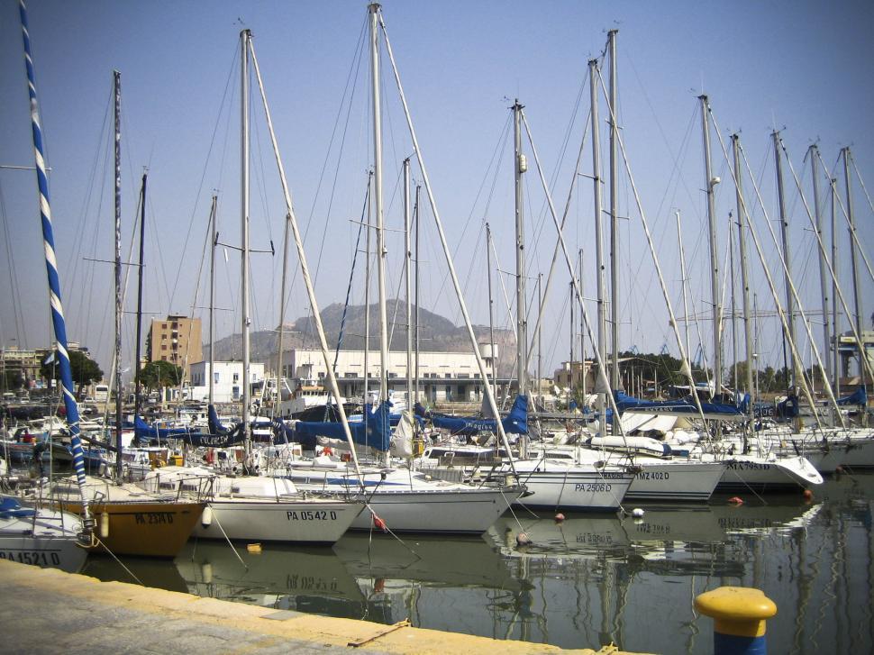 Free Image of sailing boats in harbour 