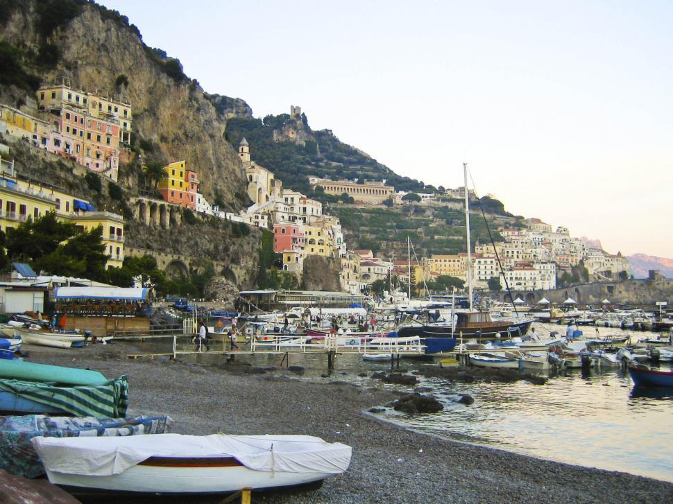 Free Image of village and boats in harbour 
