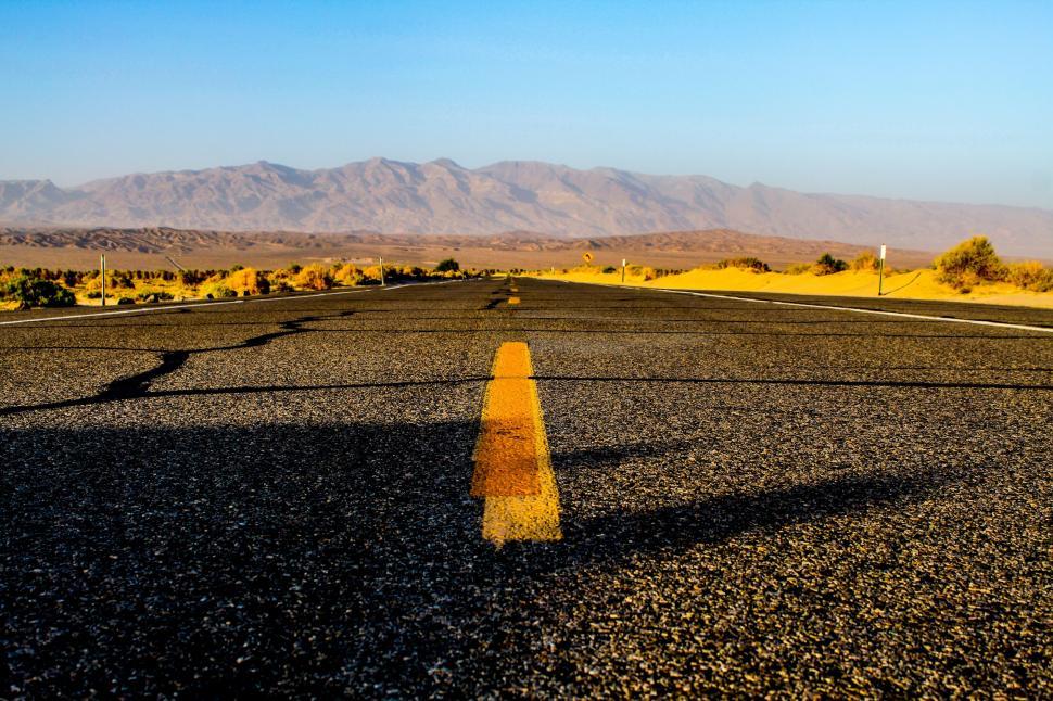Free Image of Empty Road With Mountains in Background 