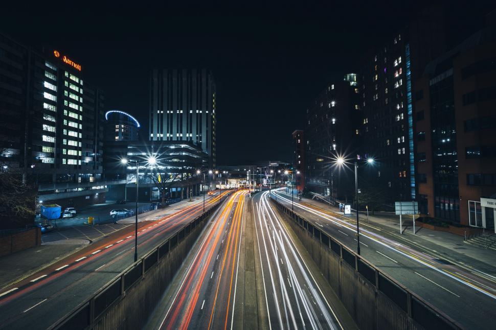 Free Image of Bustling City Street With Heavy Traffic at Night 