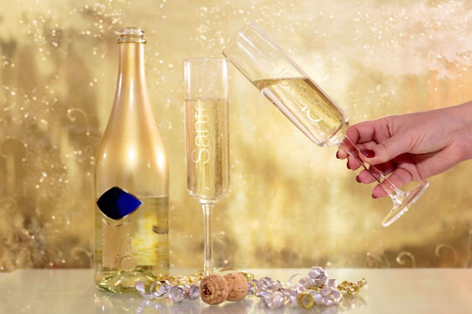 Free Image of Wine, glases and hand 
