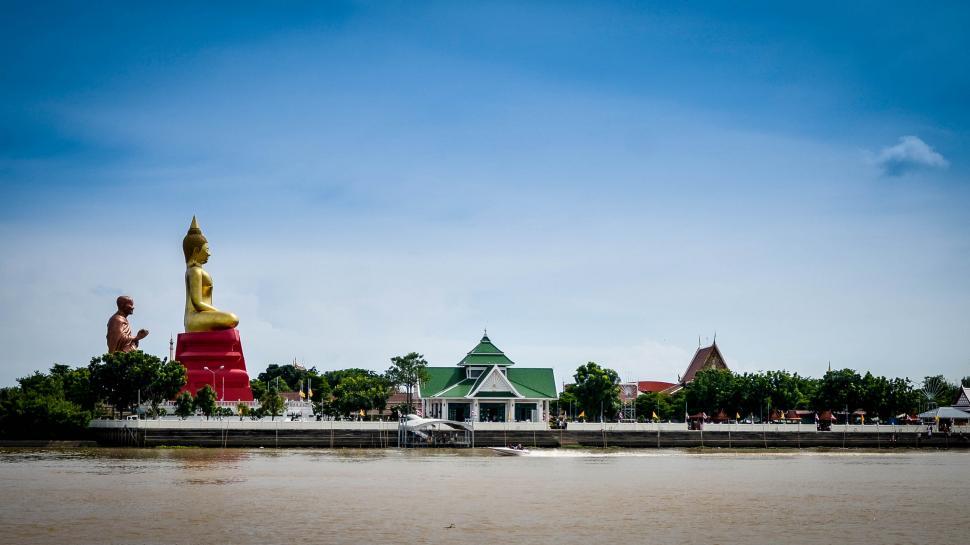 Free Image of buddha Statue on waterfront 