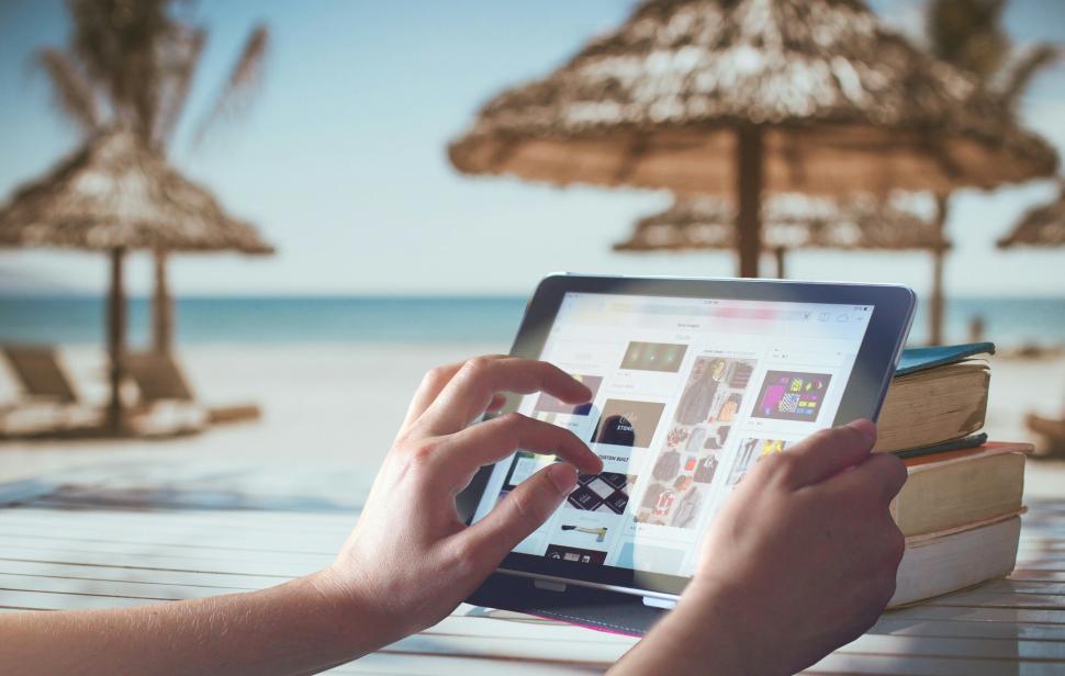 Free Image of on vacation with mobile tablet  
