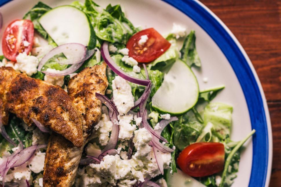 Free Image of Close-up of plated salad with chicken 