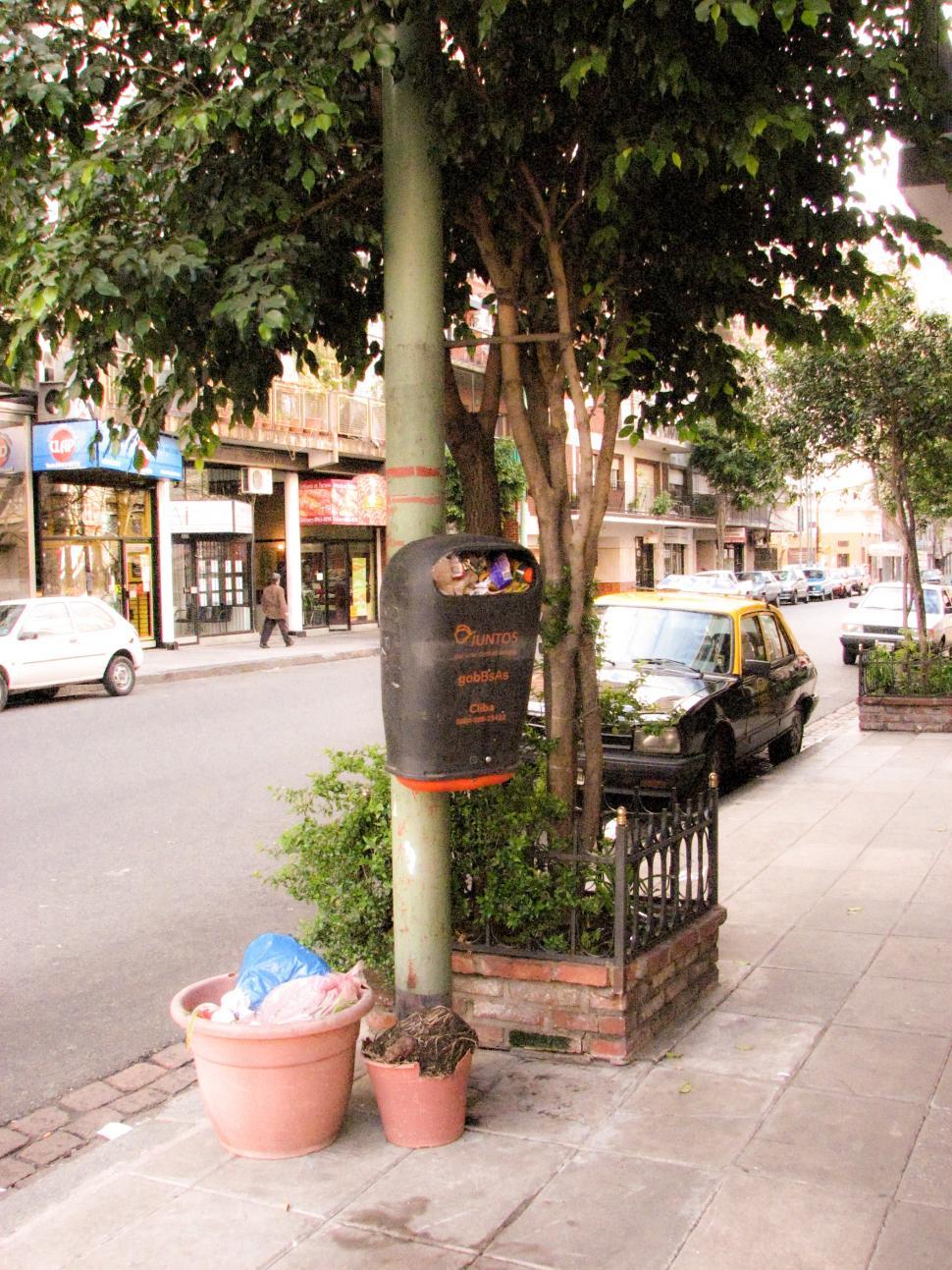 Free Image of City garbage bin 