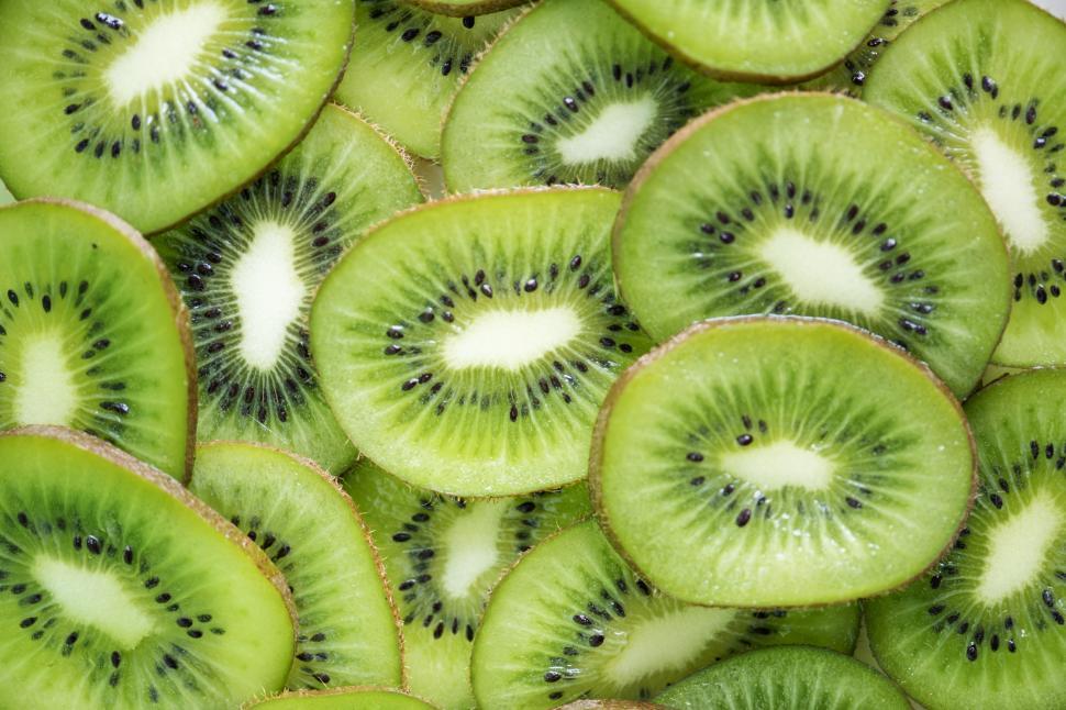 Free Image of Flat lay of kiwi slices 