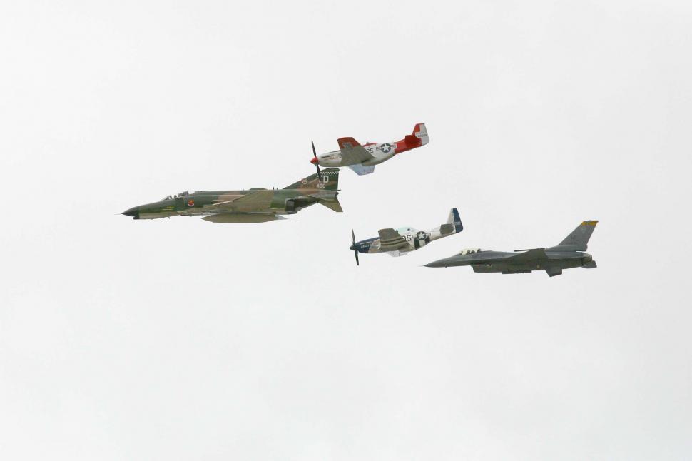 Free Image of Military planes in flight 
