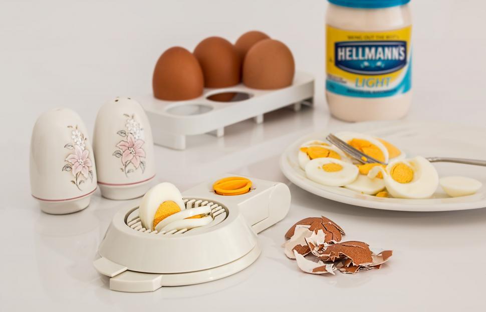 Egg Slicer And Boiled Eggs On The Saucers Closeup Stock Photo - Download  Image Now - Meat Slicer, Egg - Food, Bamboo - Material - iStock