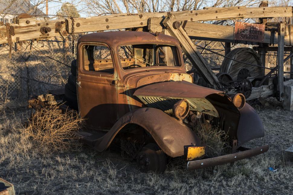 Free Image of Old truck in abandoned surroundings  