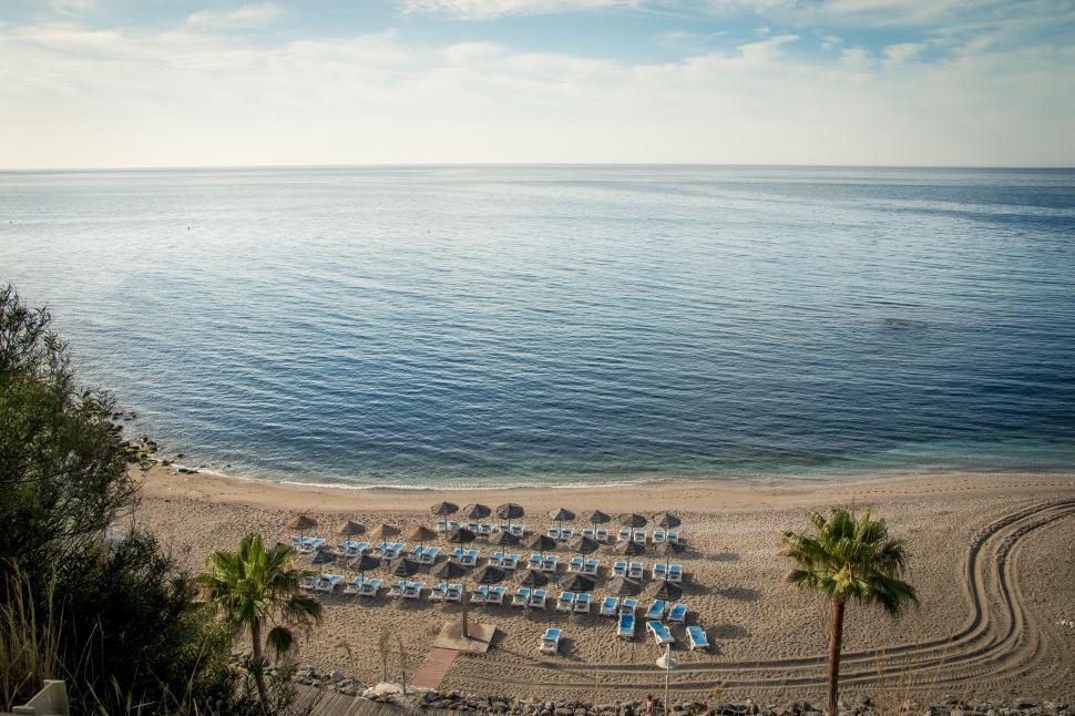 Free Image of Relaxing chairs on beach 