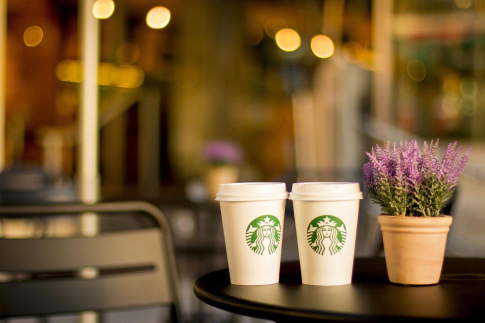 Hand Holding Grande Starbucks Take Out Coffee Cup Stock Photo - Download  Image Now - Starbucks, Coffee - Drink, Cup - iStock