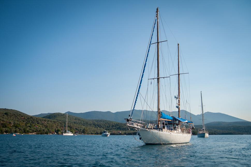 Free Image of Sailboats on water  