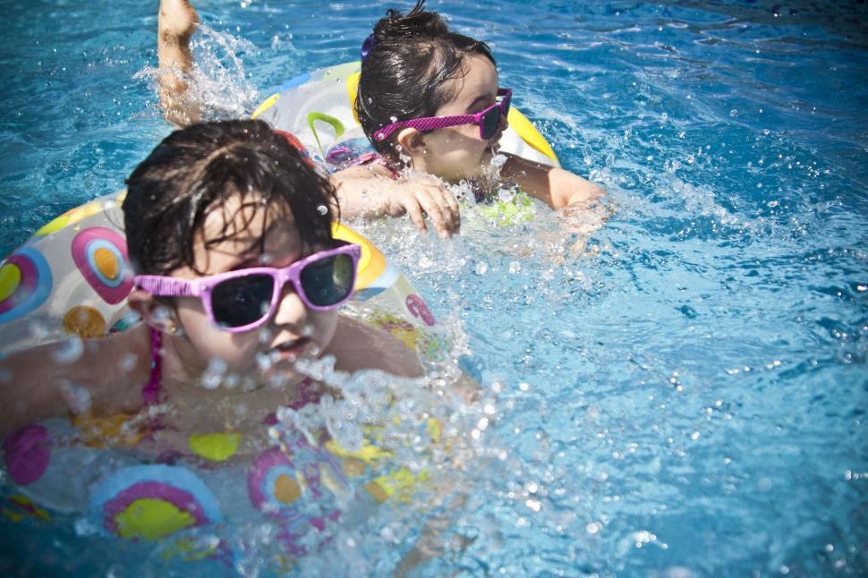 Free: Young man wearing sunglasses showing lemon in swimming pool Free  Photo 