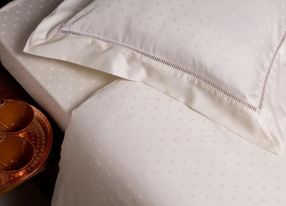 Free Image of Pillow on Bed  