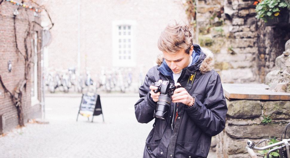 Free Image of Photographer with camera  