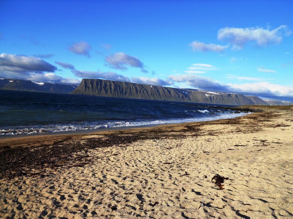 Free Image of Beach And Mountains 