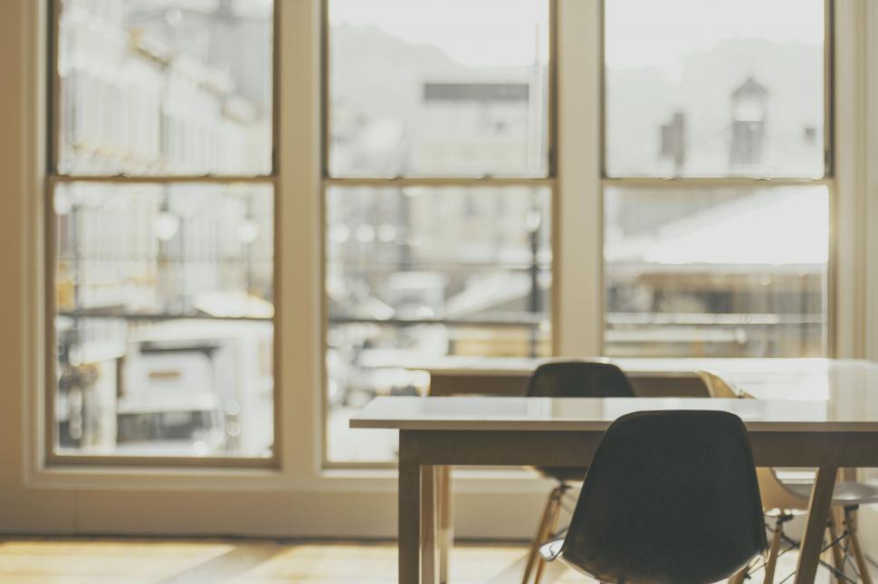 Free Image of Interiors of office with empty chairs and desk 