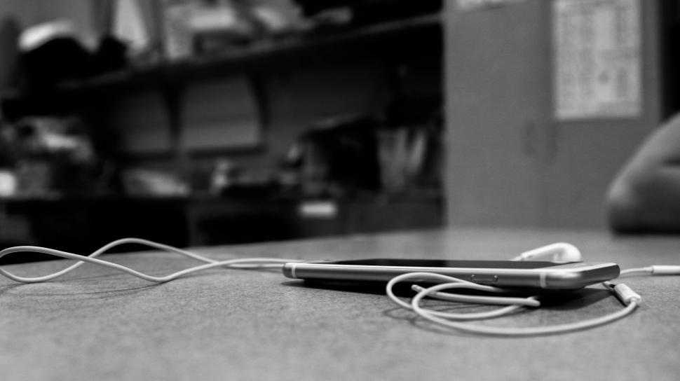 Free Image of iPhone and headphone 
