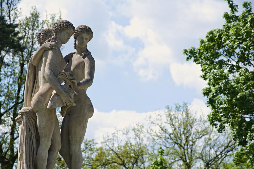 Free Image of Statue and Sky  