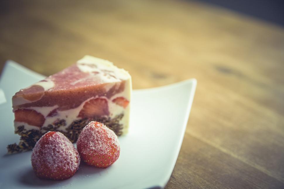 Free Image of Strawberry Cake and Strawberries  