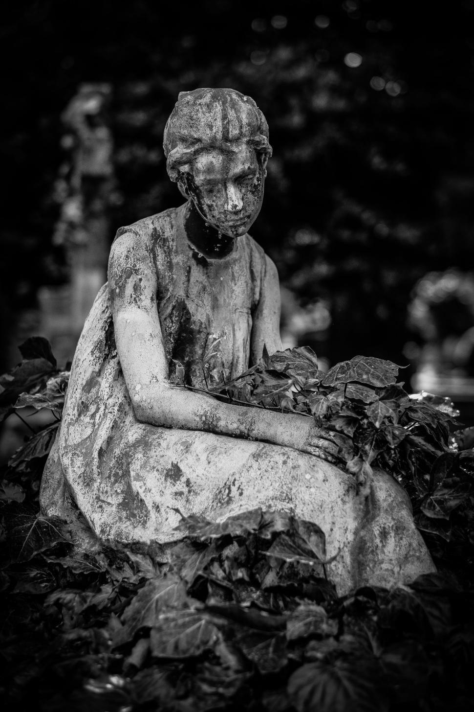 Free Image of Girl Statue  