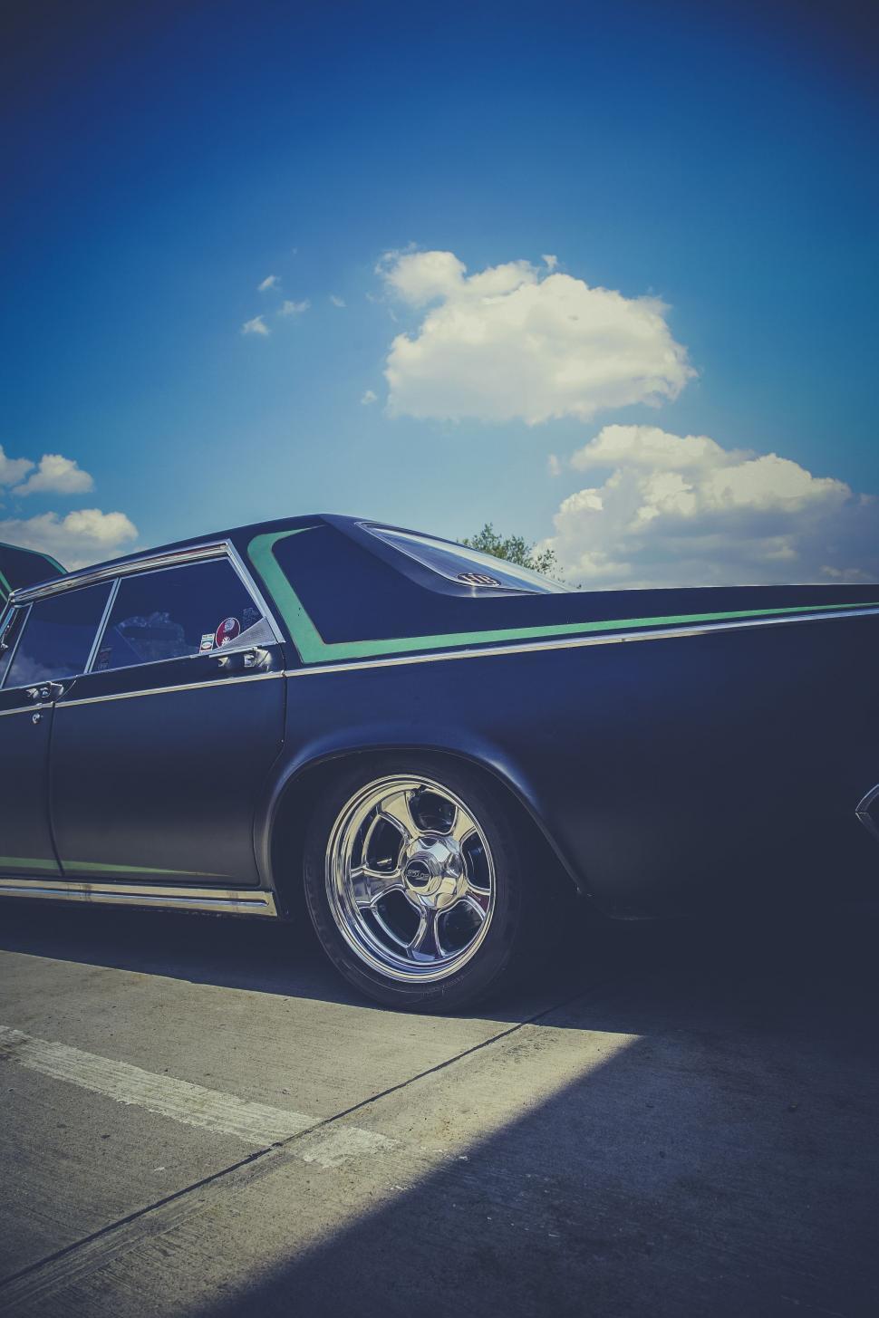 Free Image of Retro Car and Sky  