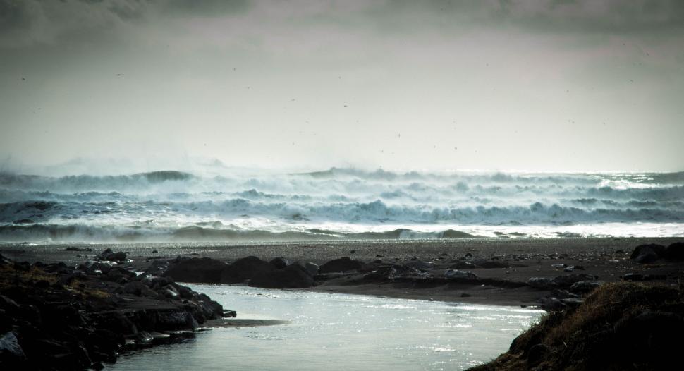 Free Image of Ocean Waves with clouds  