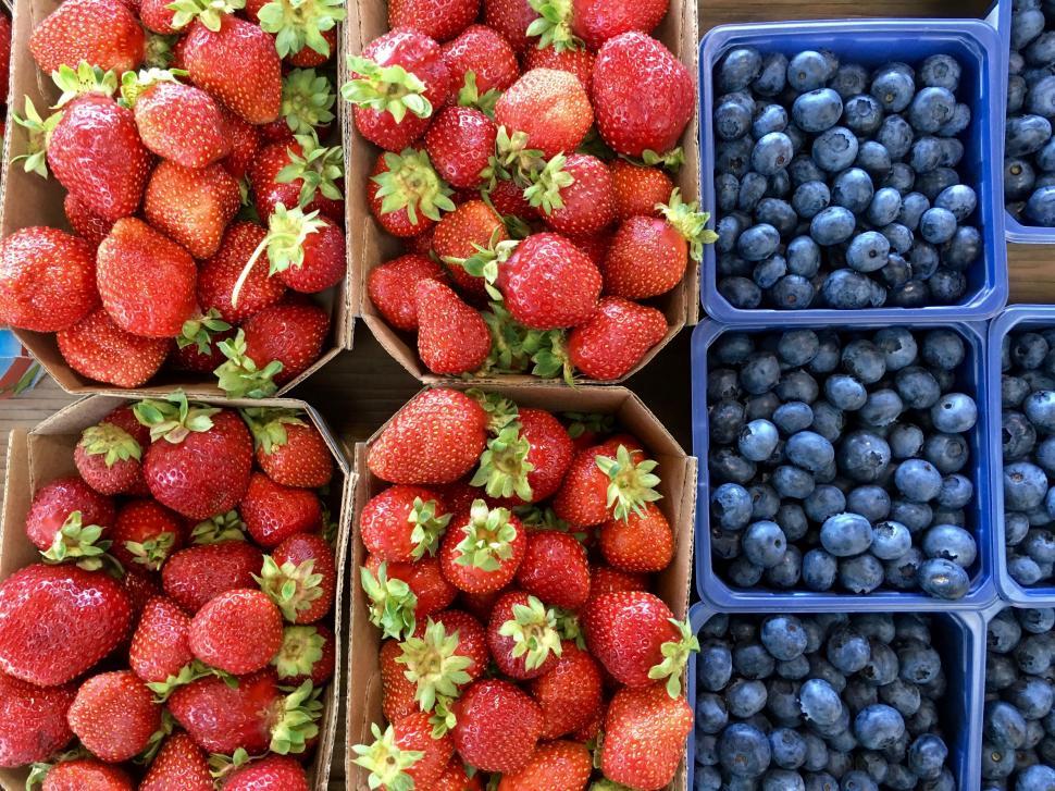 Free Image of Strawberries and Blackberries  