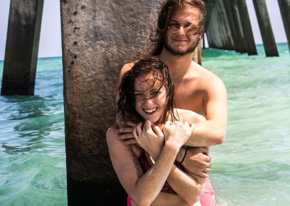 Free Image of Smiling couple at beach  