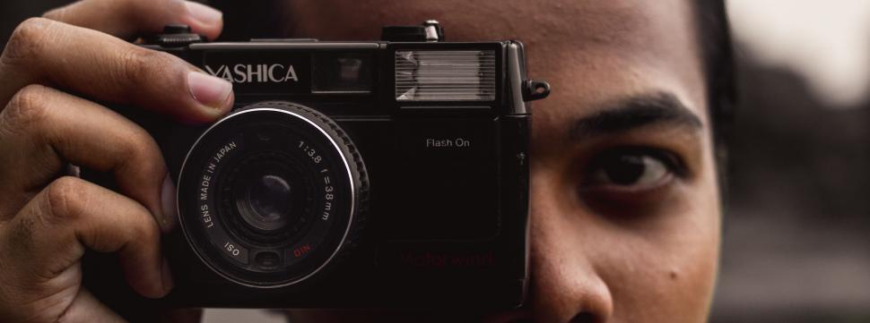 Free Image of Taking picture with Vintage Camera 